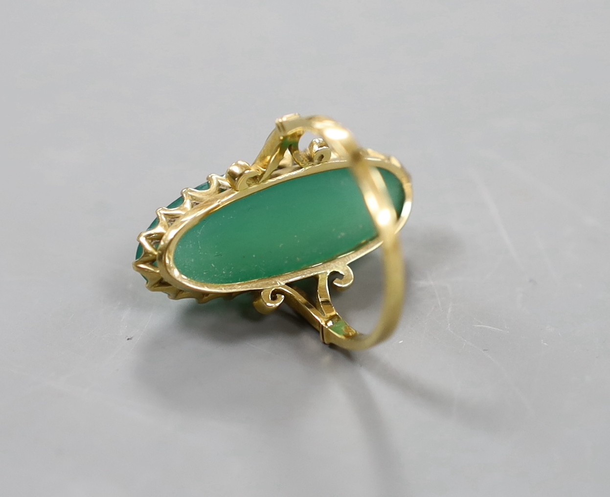 An 18c yellow metal and cabochon chrysoprase set ring, size R/S, gross weight 7.2 grams.